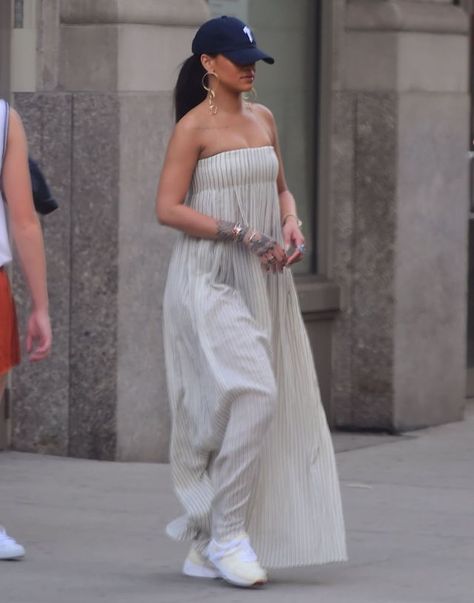 Rihanna Maxi Dress, Cap And Dress Outfit, Cap Style Woman, Rihanna Style 2015, Rihanna Dress, Rihanna Outfits, Rihanna Looks, Cap Outfit, Maxi Dress Outfit