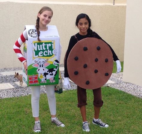 Best friends' costume: Milk and cookie Milk Carton Costume, Milk And Cookies Costume, Costume Pairs, Milk Costume, Dad Costume, Diy Fantasia, Cookie Costume, Juice Carton, Box Costumes