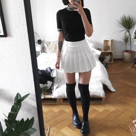 ▪️Sc: @ ulouh | black and white outfit 🖤 tennis skirt▪️ White Tennis Skirt Outfit Plus Size, White Pleated Tennis Skirt Outfit, Cute Black And White Outfits, Plated Skirt Outfit, Tennis Skirt Outfit Plus Size, White Skirt Black Top, Outfits With White Skirt, White Tennis Skirt Outfit, Aesthetic Tennis