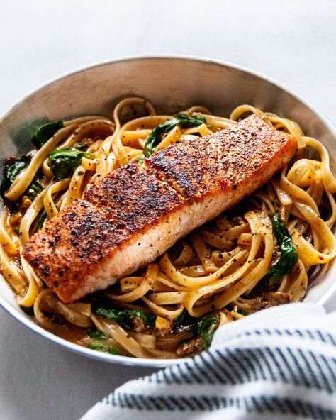 Salmon Sundried Tomato, Weeknight Salmon, Dried Salmon, Pasta With Salmon, Pasta Salmon, Homemade Rice Krispies, Tomato Sauce Pasta, Dried Tomato Pasta, Salmon Pasta Recipes