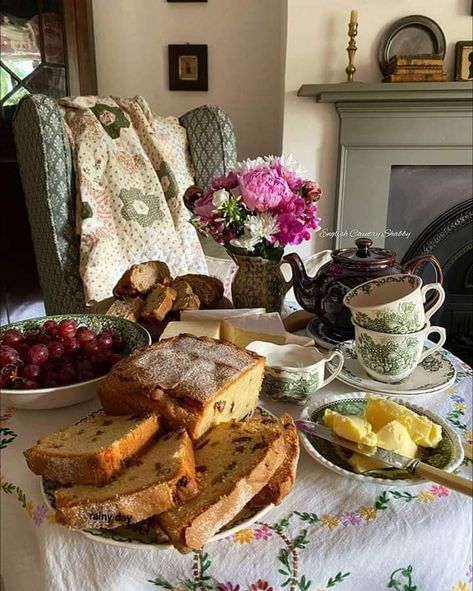 Hobbit Aesthetic, Bread Aesthetic, Summer Dreaming, Miley Stewart, Hosting Dinner, Dream Place, Romantic Country, Sweet Pastries, Country Estate