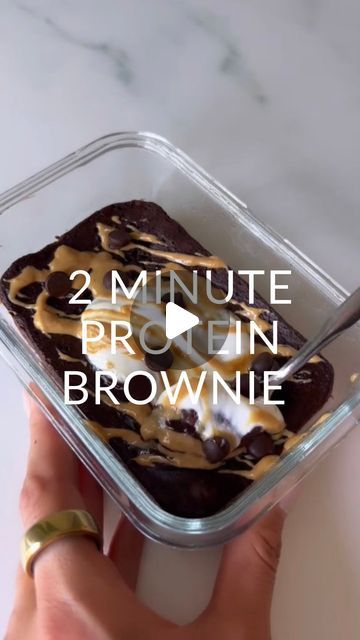 @dairyfree.glutenfree.finds on Instagram: "2 minute Protein Brownie by @callascleaneats   🍫1 egg 🍫1/3 cup Greek yogurt or dairy- free yogurt 🍫1 tbsp sweetener of choice 🍫3 tbsp cocoa powder 🍫1 tbsp chocolate protein powder 🍫Chocolate chips  Microwave for 90 seconds for a lava cake consistency or longer for a more cooked-through brownie!" Recipe With Chocolate Protein Powder, Greek Yogurt Cocoa Powder Dessert, Microwave Protein Brownie, Low Calorie Dessert Ideas, Chocolate Protein Desserts, Cocoa Powder Recipes Healthy, High Protein Greek Yogurt Recipes, Anabolic Meals, Recipes Using Protein Powder