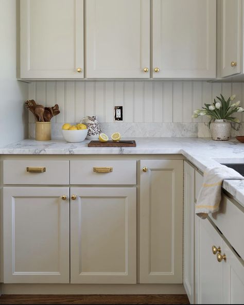 Beadboard Kitchen, Seattle Interior Design, Beadboard Backsplash, English Interior, Have A Nice Weekend, Nice Weekend, Kitchen Reno, Decoration Inspiration, Cottage Kitchen