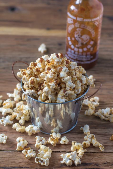 Sriracha Popcorn-12 Sriracha Popcorn, Salted Popcorn, Vegan Popcorn, Healthy Popcorn, Popcorn Recipe, Meat Free Recipes, Food Charlatan, Butter Popcorn, Flavored Popcorn