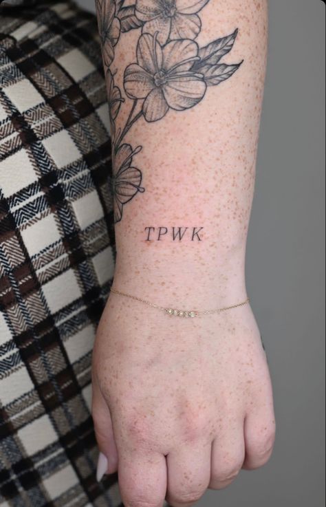 Tpwk Tattoo Ideas Harry Styles, Treat People With Kindness Tattoo, Tpwk Tattoo Ideas, Harry Styles Minimalist Tattoo, Tpwk Tattoo, Kindness Tattoo, Hs Tattoo, 1d Tattoos, Harry Styles Inspired Tattoos