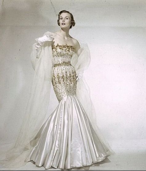 Jacques Fath, 1950s white silk sating evening gow Tulle Shawl, Vintage Evening Gowns, Jacques Fath, 1950 Fashion, Fashion 1950s, Vintage Gowns, Vintage Couture, Fashion Icons, Old Fashion