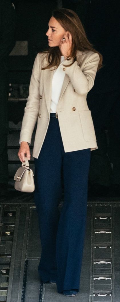 Blue Trousers Outfit, Kate Middleton Shoes, Work Outfit Inspiration, Remembrance Sunday, The Countess, Trouser Outfit, Princess Kate Middleton, Prince William And Catherine, Pointed Pumps