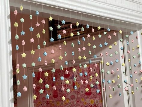 Origami Star Decoration, Room Decor Origami, Crafts For Apartment Diy, Room Garland Decor, Arts And Crafts Room Decor, Things To Hang On Your Ceiling, Paper Star Chain, How To Make Big Paper Stars, Paper Star Decor