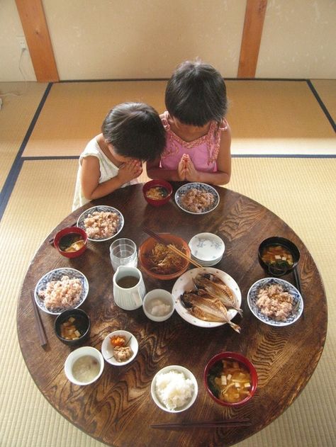 Low Dining Table, Tatami Room, Asian Inspiration, Japan Culture, Japan Food, Japanese House, Itty Bitty, Traditional Japanese, Japanese Culture