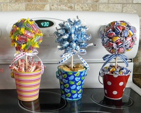 Kids Candy Bouquets, Kids Bouquet Ideas, Candy Centerpiece Ideas, Dum Dum Bouquet, Candy Trees, Candy Arrangements, Candy Centerpieces, Candy Bouquet Diy, Candy Bouquets