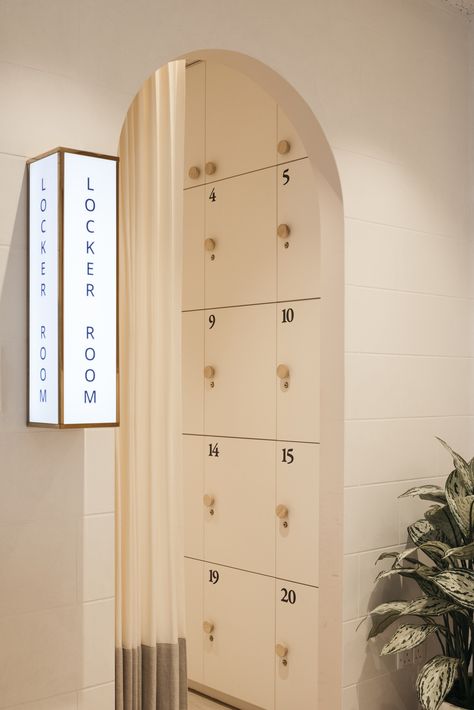 Natural Decor Bathroom, Shower Locker Room, Yoga Locker Room, Yoga Studio Cafe, Country Club Locker Room, Pilates Studio Design Interiors Ideas, Gym Locker Room Design, Wellness Studio Design, Home Locker Room