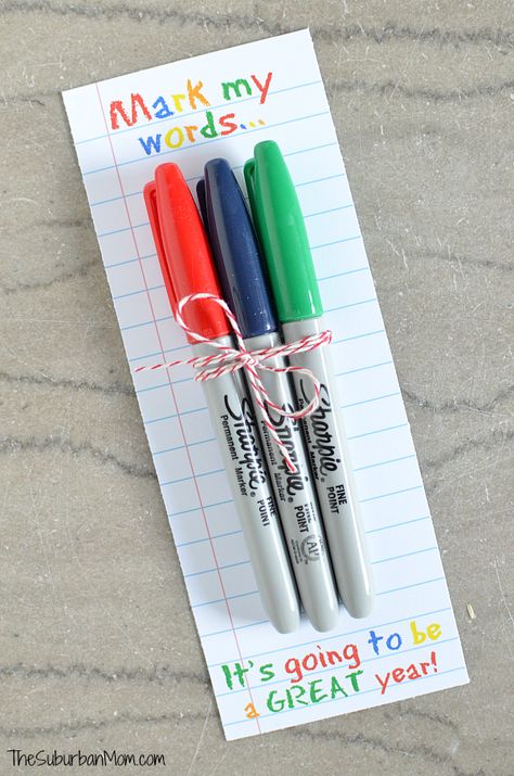 Sharpie Teachers Gift with free printable - "Mark my words...it's going to be a great year!" Great back-to-school teacher's gift Mark My Words Teacher Gift, Highlighter Teacher Gift Free Printable, Teacher Secret Pal Ideas, Sharpie Teacher Gift, Nice Pens, Sunshine Committee, Teacher Gift Printables, Mark My Words, Teacher Treats