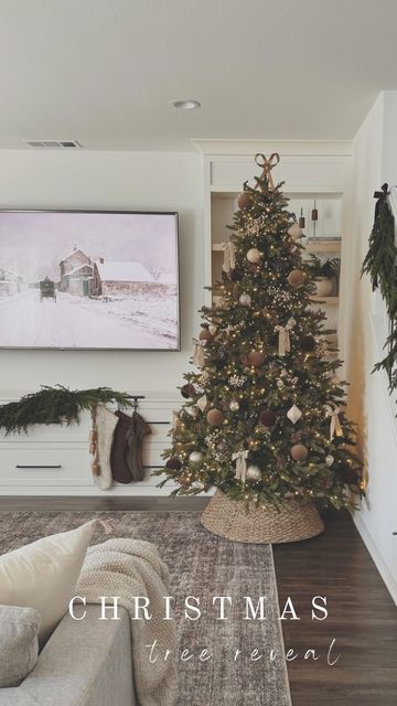 Christmas Trees Natural, Farmhouse Boho Christmas Tree, Neutral Velvet Christmas Tree, Tan And Brown Christmas Tree, Cute Christmas Tree Decor, Tan And White Christmas Tree, Christmas Home Decor Neutral, Nuetral Christmas Tree Decoration, Christmas Tree With Brown Bows