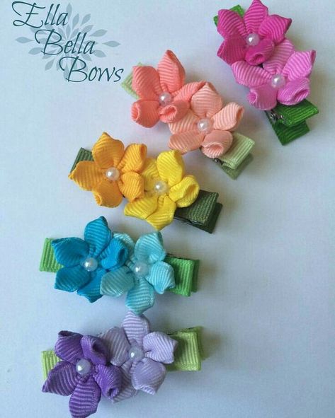 Pin by 🌻🌻🌻MARÍA ENRÍQUEZ 🌻🌻🌻 on BROCHES: | Diy hair bows, Kids hair bows, Girls hair bows diy Hair Bows Diy Ribbon, Ribbon Sculptures, Girls Hair Bows Diy, Kids Hair Bows, Flower Hair Bows, Ribbon Sculpture, Bows Diy Ribbon, Dog Hair Bows, Gift Toppers