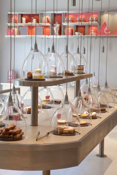 Pastry Shop Interior, Cake Shop Design, Patisserie Shop, Bts Design, Sweet Display, Patisserie Design, Bakery Interior, Chocolate Stores, Bread Shop