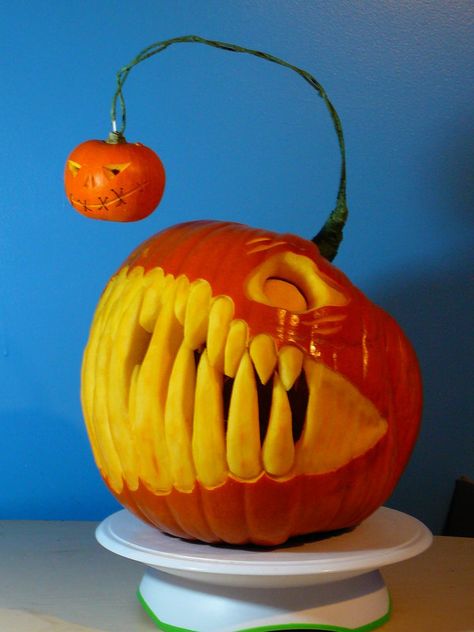 I used to have a book with huge glossy pictures of ocean life... the dark, creepy angler with the terrifyingly translucent teeth was always a favorite. Makijaż Sugar Skull, Dekorasi Halloween, Pumkin Carving, Creative Pumpkin Carving, Pumpkin Carving Designs, Halloween Memes, Labu Halloween, Pumpkin Carving Ideas, Halloween Pumpkin Designs