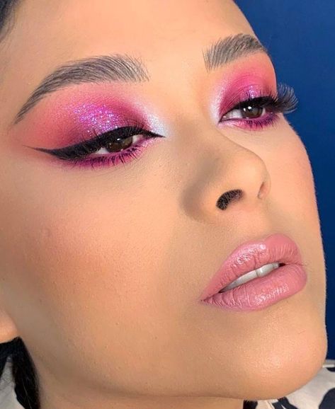 Fushia Makeup Looks, Make Up Fucsia, Makeup Fucsia, Pink Barbie Makeup, Burlesque Makeup, Disney Eye Makeup, Pink Glitter Makeup, Sparkly Makeup, Rose Fushia