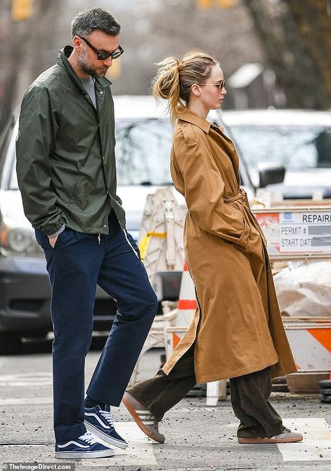 Jennifer Lawrence Trench Coat, Jennifer Lawrence And Husband, Jenifer Lawrence Street Style, Jennifer Lawrence Street Style Casual, How To Style A Trench Coat, Trench Coat Outfit Street Style, New York Street Style Winter, 2023 Trench Coat, Jennifer Lawrence Outfits