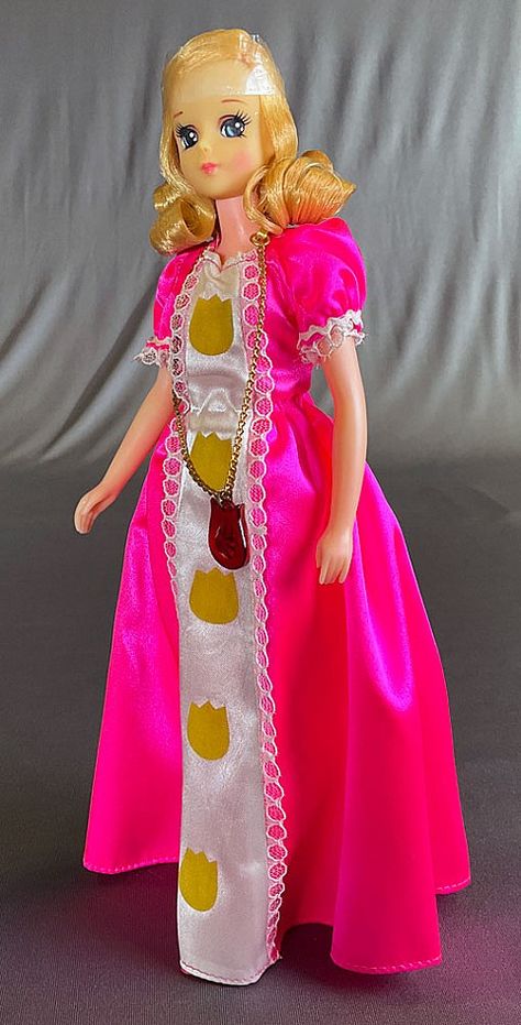 1974 Tuli Chan Francie Japanese Exclusive Doll White Satin Dress, Visit Florence, Yellow Tulips, Hair Flip, Red Tulips, December 8, Pink Heels, Auction, Dolls