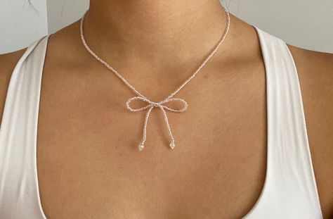 Aesthetic Beaded Jewelry Necklaces, Choker Necklace Diy, Beaded Bow Necklace, Diy Choker Necklace, Coquette Jewelry, Beaded Chocker, Diy Choker, Bow Choker, Beaded Bow