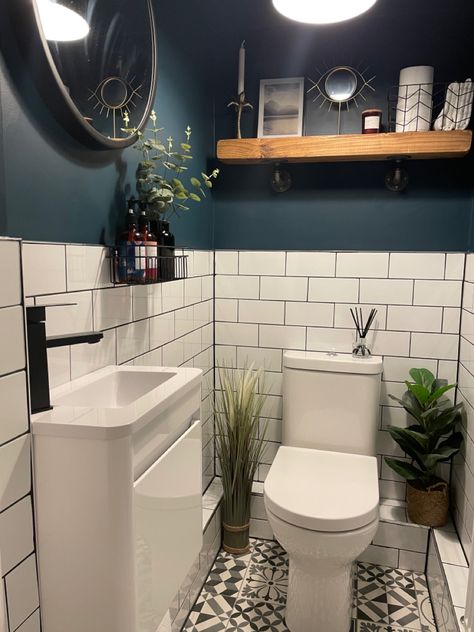 Black Bathroom Lighting, Small Toilet Decor, Magic Bathroom, Wallpaper Laundry, Shelf Garden, Black Bathroom Light, Small Downstairs Toilet, Bathroom Under Stairs, Small Shower Room