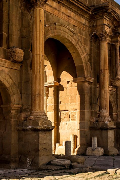 Arch of Trajan. Timgad-Roman ruins in Algeria, was founded as a military colony by the emperor Trajan around 100 CE. Roman Ruins Aesthetic, Greece Ruins, Roman Arch, Historic Interiors, Landscape Study, Algerian Culture, Antique Architecture, Temple Ruins, Roman Ruins