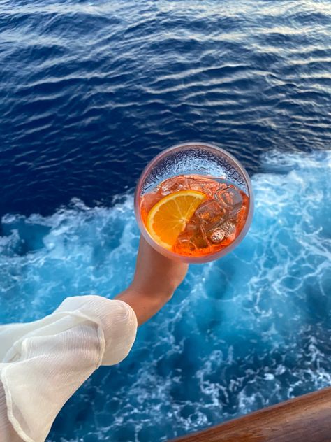 Cruise Ship Instagram Story, Caribbean Cruise Aesthetic, Mediterranean Cruise Aesthetic, Cruise Vibes Aesthetic, Cruise Asthetic Picture, Cruise Selfie Ideas, Cruise Instagram Story, Cruise Ship Photo Ideas, Cruise Photo Ideas Instagram