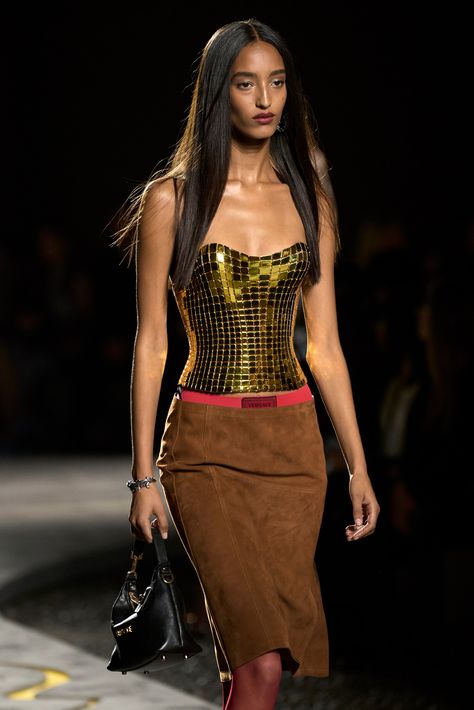 Versace Spring 2025 Ready-to-Wear https://www.vogue.com/fashion-shows/spring-2025-ready-to-wear/versace/slideshow/collection#30 Chic Prints, Versace Spring, Donatella Versace, Model Aesthetic, Pat Mcgrath, Lovely Tops, Runway Looks, Future Fashion, Glamour Fashion