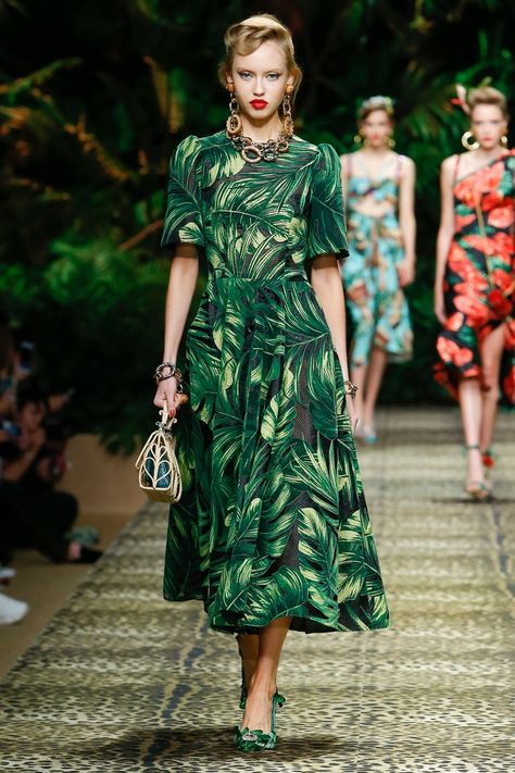 Dolce & Gabbana Goes Tropical for Spring 2020 Fashion Souls, Dolce And Gabbana Fashion, Tropical Fashion, Catwalk Fashion, Womenswear Fashion, Pat Mcgrath, Dolce E Gabbana, Fashion 2020, Fashion Shows