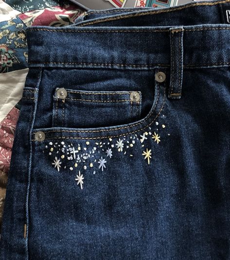 Embroidery Jeans Diy, Stella Jeans, Clothes Embroidery Diy, Denim Embroidery, Diy Vetement, Pola Sulam, Star Embroidery, Embroidery On Clothes, Cute Embroidery