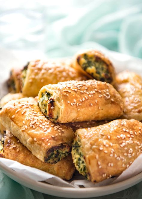 These Spinach and Ricotta Rolls are fantastic for parties and snacking! Great for making ahead and freezing, the filling is moist, cheesy and juicy. Ricotta Rolls, Feta Rolls, Arabisk Mad, Spinach Rolls, Spinach And Ricotta, Spinach Ricotta, Recipetin Eats, Recipe Tin, Sausage Rolls