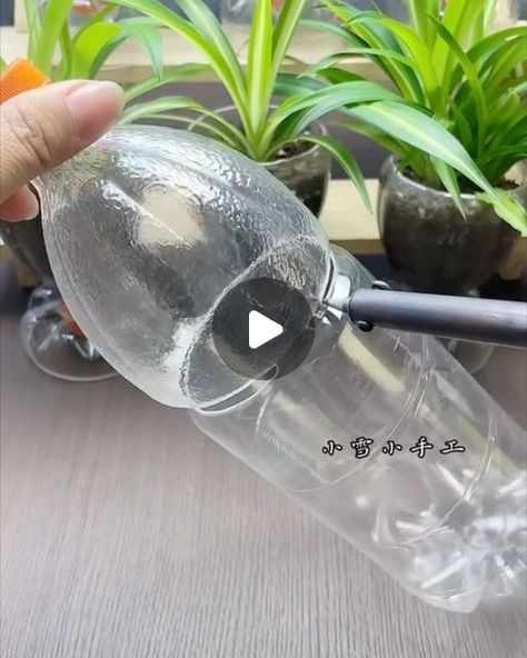 Uses For Plastic Bottles, Garden Ideas With Plastic Bottles, Plastic Bottle Crafts Diy, Plastic Bottle Flowers, Plastic Bottle Art, Diy Plastic Bottle, Flower Pot Design, Painted Pots Diy, Diy Crafts Life Hacks