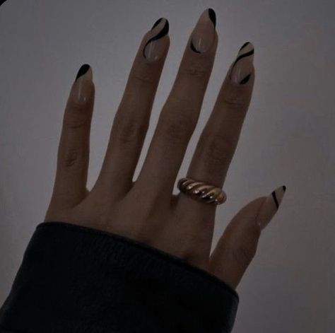 Dark Academia Nails Acrylic, Minimal Black Nails, Black Party Nails, Aesthetic Nails Dark, Dark Academia Nails Ideas, Nails Dark Academia, Dark Academia Nails, Classy Black Nails, Bold Nails