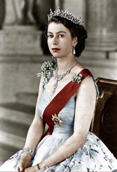 Queen Elizabeth Alexandra Mary Windsor (25 years old) in 1952 Young Queen Elizabeth, Rainha Elizabeth Ii, Reine Elizabeth Ii, Royal Crowns, Reine Elizabeth, Princess Photo, Royal Tiaras, Elisabeth Ii, Estilo Real