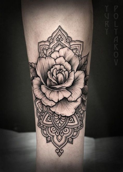 Rose mandala tattoo Armband Tattoo Mann, Armband Tattoos, Polynesian Tattoos, Geniale Tattoos, Full Sleeve Tattoos, Tattoo Bracelet, Shoulder Tattoos, Tattoo Love, Trendy Tattoos