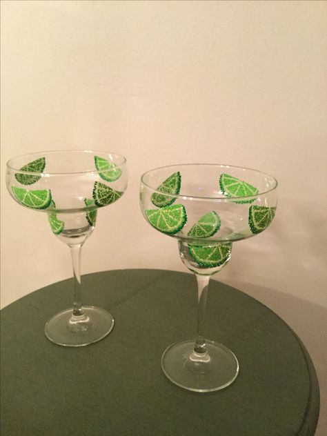 Diy Margarita Glasses Paint, Summer Painted Wine Glasses, Hand Painted Cocktail Glasses, Paint Margarita Glasses, Ceramic Margarita Glasses, Painted Wine Glasses Aesthetic, Painting Margarita Glasses, Cocktail Glass Painting Ideas, Painting Margarita Glasses Ideas