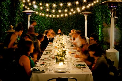 A great summer evening dinner party idea! Birthday Dinner Table Decor At Home, Backyard Party Lighting, Birthday Diner, Small Simple Wedding, Thanksgiving Decorations Table Setting, Backyard Dinner Party, Engagement Dinner, Birthday Aesthetic, Dinner Party Decorations