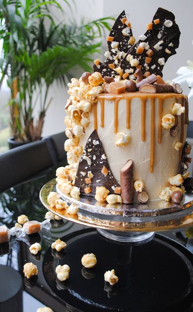 Caramel Cake Decoration Ideas, Caramel Birthday Cake Ideas, Caramel Popcorn Cake, Popcorn Birthday Cake, Chocolate Caramel Birthday Cake, Popcorn Cake Ideas, Salted Caramel Birthday Cake, Salted Caramel Cake Decoration, Cake With Popcorn Decoration