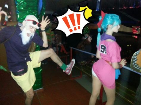 Muten Roshi and Bulma (Dragon Ball Z) on Halloween Cosplay Couple Costume Dragon Ball Z Couples Costume, Bulma And Vegeta Costume, Dragon Ball Z Halloween Costumes, Dbz Cosplay, Cosplay Couple, Couple Cosplay, Couple Costume, Cosplay Ideas, Couple Halloween Costumes