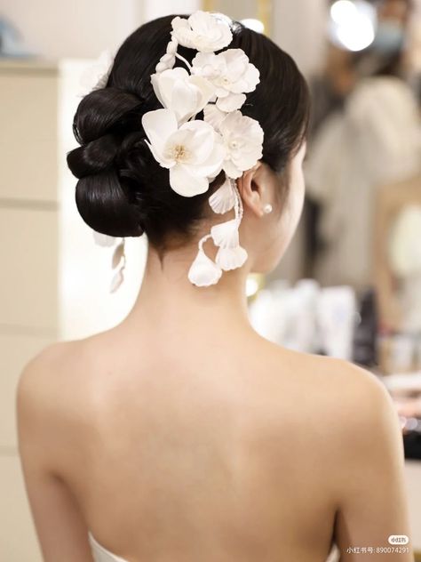 Japanese Wedding Hair, Hair Design For Wedding, High Updo, Japan Wedding, Flower Bun, Beautiful Bridal Hair, Hairdo Wedding, Bride Headpiece, Graduation Hairstyles