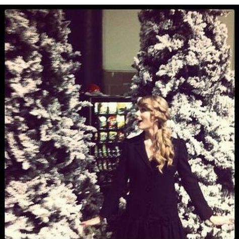 taylorswift : I found fake Xmas trees backstage at the CMAs. 10 NOVEMBER 2011 Taylor Swift 2011, Taylor Swift Fotos, Taylor Swift Christmas, Swift Photo, Taylor Swift Outfits, Long Live Taylor Swift, Christmas Tree Farm, Live Taylor, Swift 3