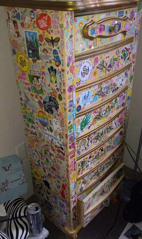 Sticker Furniture, What To Do With Sticker Collection, Stickers On Furniture, Drawer Painting Ideas, Dresser Painting Ideas Creative, Painted Dresser Ideas, Paint Dresser Diy, Kidcore Room, Maximalist Painting