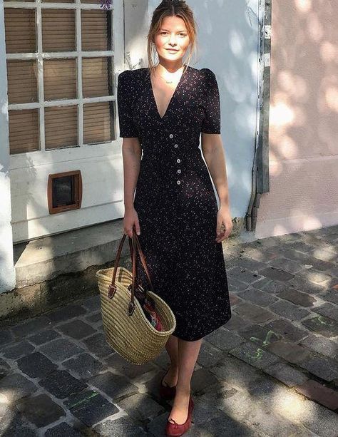 French Girl Style: Midi Dress – Adored Vintage Navy Polka Dot Dress, French Girl Style, Wrap Midi Dress, Parisian Chic, French Girl, Mode Vintage, Looks Style, French Fashion, Spring Summer Outfits