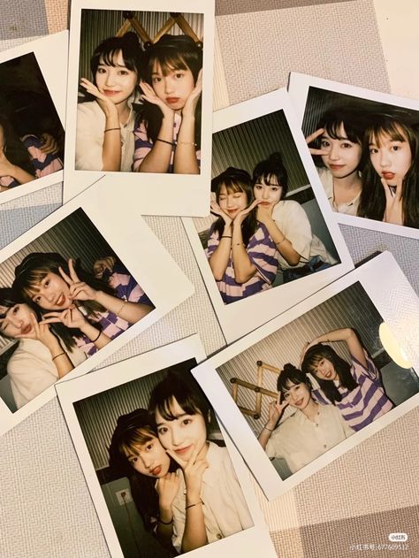 Poses With Polaroid Camera, Polaroids With Friends, Pic Inspo With Bestie, Polaroid Pose Ideas, Poses For Polaroid Pictures, Friends Polaroid Pictures, Polaroid Poses Friends, Best Friend Polaroid Pictures, Polaroid Pictures Ideas With Friends