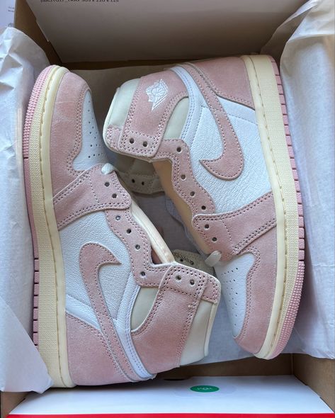 Washed Pink Jordans, Washed Pink Jordans Outfit, Pink Jordan 1 Outfit Women, Grey Jordans Outfit, Pink Jordans Outfit, Jordan 1 Pink, Aesthetic Socks, Pink Jordans, Pretty Sneakers