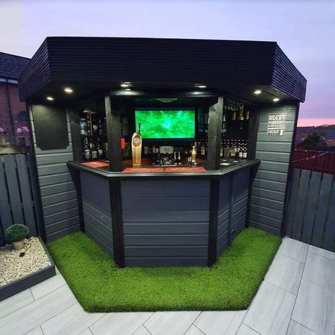 thesportsman on Twitter: "GARDEN GOALS! 😍  Imagine watching @Carra23 and @GNev2 with a few beers here...  📸 Stephen Andrew… " Bar Outdoor Design, Garden Bar Ideas, Garden Bar Shed, Outdoor Garden Bar, Terrasse Design, Diy Outdoor Bar, Bar Shed, Bar Exterior, Diy Home Bar