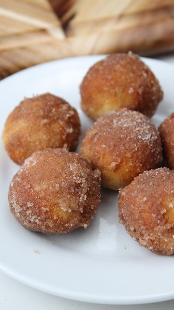 iRick Wiggins on Instagram: "Say “YUM” if you would eat these cinnamon donut holes 😋🙌  To make them:  Mix 1/4 cup Greek yogurt, 1/2 cup almond flour, 1/4 cup sweetener, 1 tsp baking powder & 2-4 tsp cinnamon   Knead into dough & roll into small balls. Spray with oil & air fry @ 325F for 10 mins.  Toss in melted butter & and cinnamon sweetener mix & enjoy!!" Yogurt Almond Flour Donut Holes, Greek Yogurt And Almond Flour, Cinnamon Donut Holes, Irick Wiggins, Cinnamon Bites, Low Carb Donut, Donut Hole Recipe, Med Diet, Cinnamon Donuts