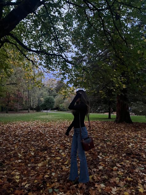 #autumn #autumnstyle #outfitideas #outfitstyle #style #clothes #womanfashiontrend #womanoutfits #london #newyorkcity Rainy Autumn Outfit, Nahla Core, Fall Poses For Instagram, London Autumn Outfit, Breathtaking Outfits, Caitlyn Core, Romanticizing Autumn, Cottage Academia, Fall Mood Board