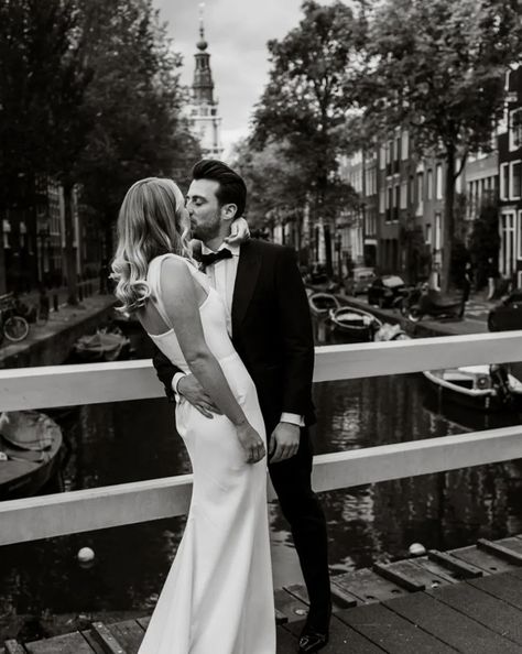 Amsterdam Engagement Photos, Amsterdam Elopement, Holland Wedding, Modern Engagement Photos, Amsterdam Wedding, Amsterdam Photos, Wedding Moodboard, Engagement Pictures Poses, Rainy Wedding