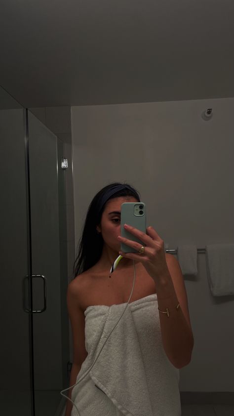 Mirror picture in the bathroom with a towel Bathroom Mirror Snap, Mirror Bra Pictures Aesthetic, Bra Photo Instagram Selfie, Towel Mirror Selfie, Towel Pics Mirror, Bathroom Poses Photo Ideas, Aethstetic Pic, Hot Picture Ideas Mirror Bathroom, Mirror Bra Pictures